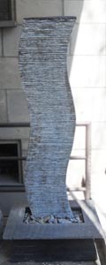 Fontana con faretto e piatto