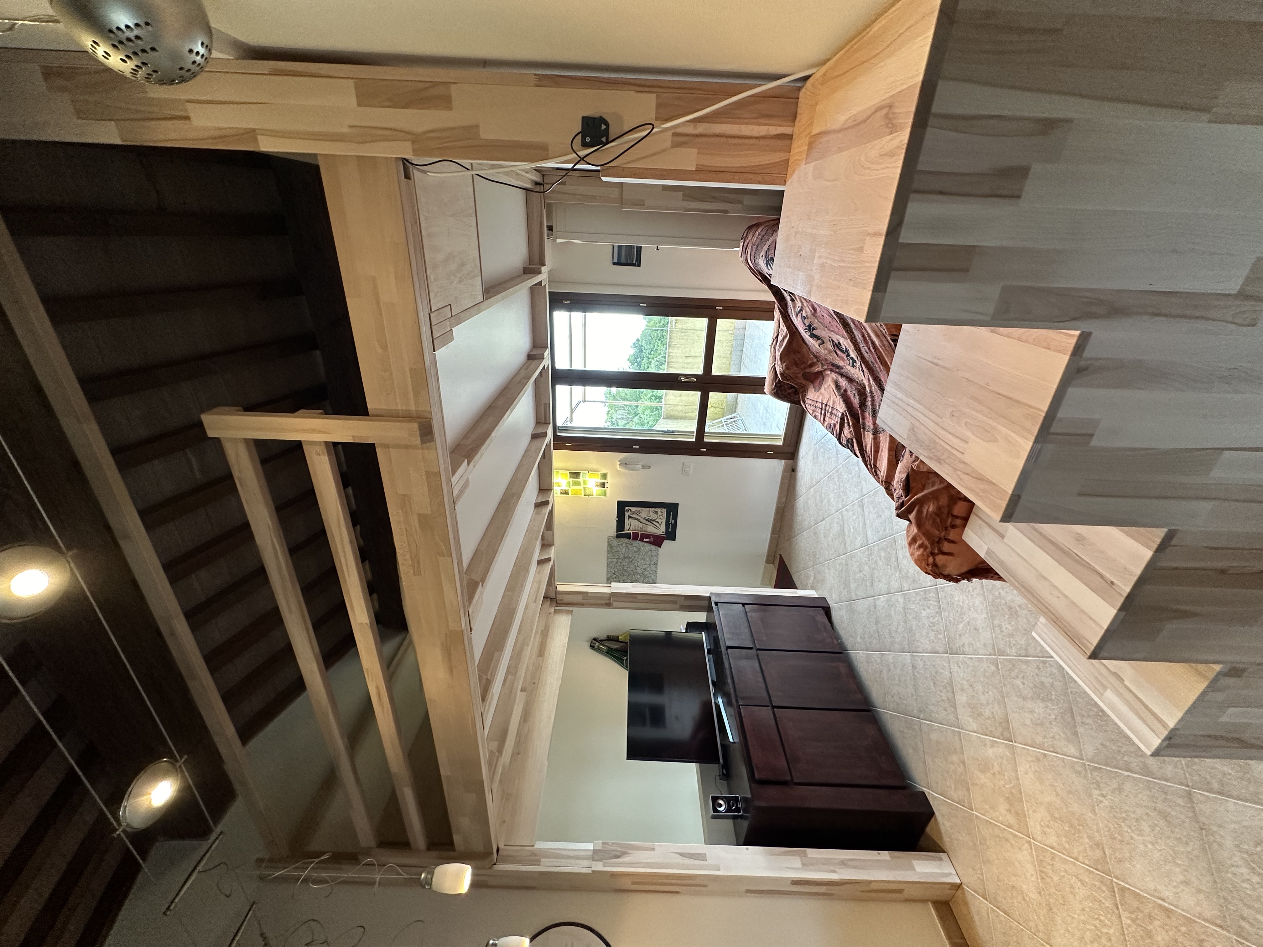 Letto a soppalco in legno massello Rising ad altezza regolabile elettricamente
